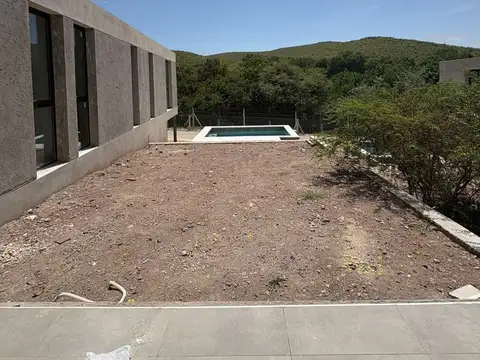 Casa 2 ambientes con 2 baños