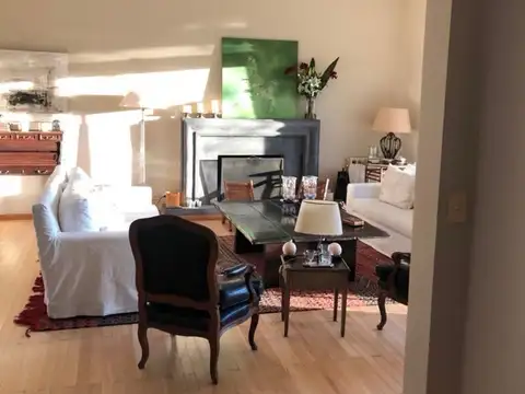 Casa 10 ambientes con 4 baños