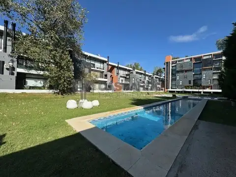 Excelente dpto tipo dúplex de 3 ambientes con cochera y balcón aterrazado