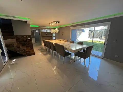 Casa de 6 ambientes con jardín y piscina en Casuarinas Premium, Canning-San Vicente.