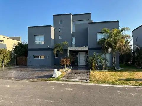 Casa de 6 ambientes con jardín y piscina en Casuarinas Premium, Canning-San Vicente.