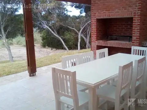 Casa 6 ambientes con 2 baños