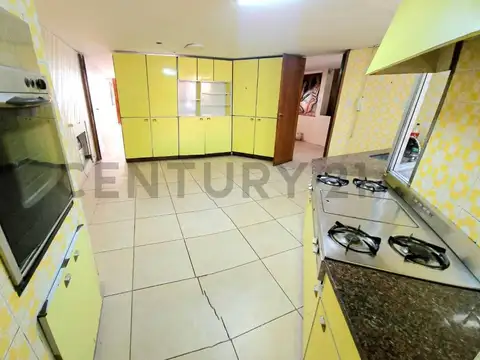 Casa 7 ambientes con 2 baños