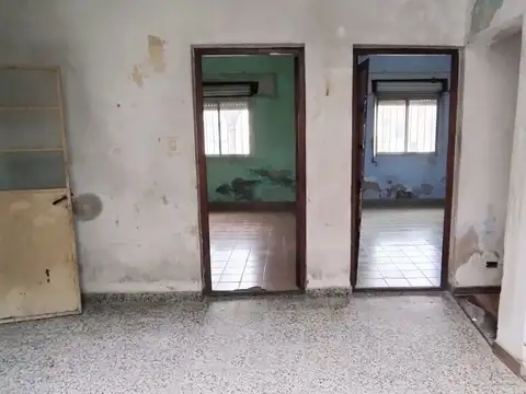 CASA DE 4 AMBIENTES SOBRE LOTE PROPIO A REFACCIONAR.