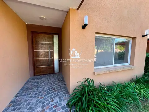 Casa en venta de 5 ambientes, lote interno. San Eduardo Pilar del Este. 100