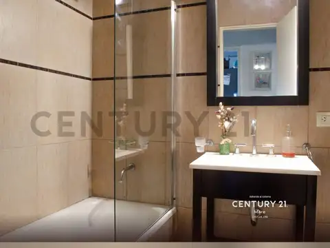 Casa en venta en Hurlingham, 7 ambientes zona residencial con piscina.