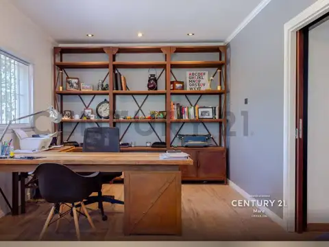 Casa en venta en Hurlingham, 7 ambientes zona residencial con piscina.