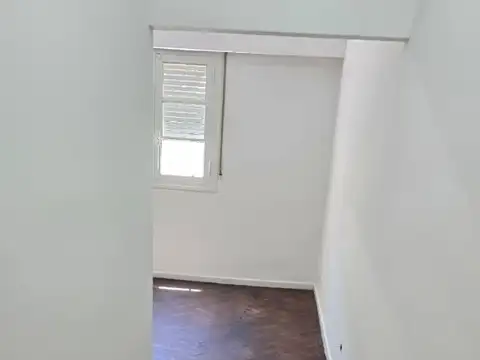 3 amb pequeños Excelente Ubicacion Camacua y Rivadavia Flores 1º x Escalera