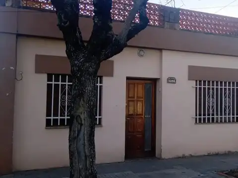 Casa al frente en barrio Belgrano en excelentes condiciones