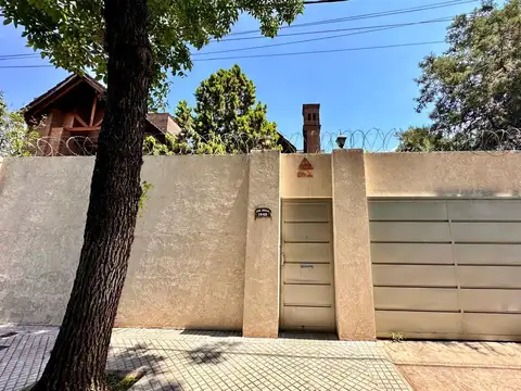 Casa en Venta con 3 cocheras