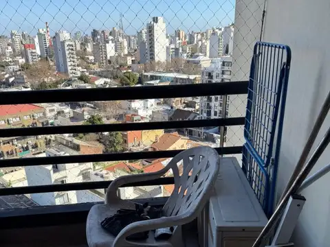3 ambientes al frente con balcón. Cochera fija. Vestidor. Edificio Terrazas de Guido.