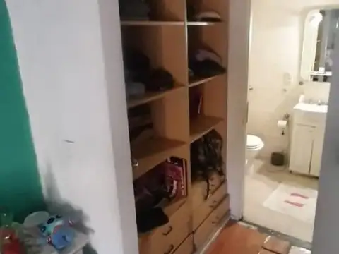 Muy amplio triplex de 5 ambientes con cochera, patio y terraza toma propiedad en parte de pago