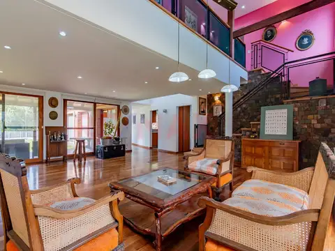 Casa 8 ambientes con 5 baños