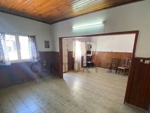 Venta de Casa a refaccionar de 3 ambientes en calle 28 entre las calles 78 y 79 .