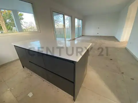 CASA CON PILETA PARQUIZADA