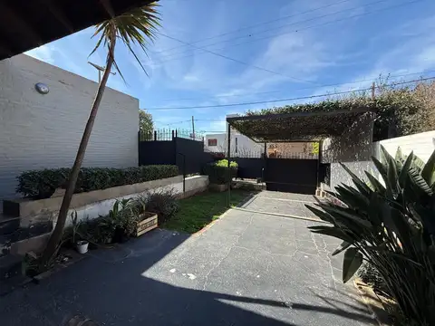 Casa en venta en Urca – 3 Dormitorios, Pileta y Triple Cochera