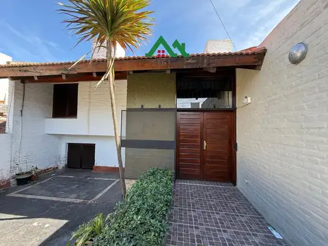 Casa en venta en Urca – 3 Dormitorios, Pileta y Triple Cochera