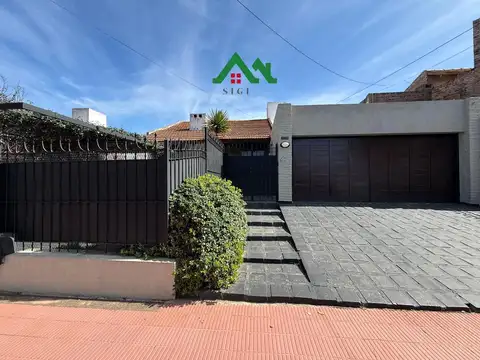 Casa en venta en Urca – 3 Dormitorios, Pileta y Triple Cochera