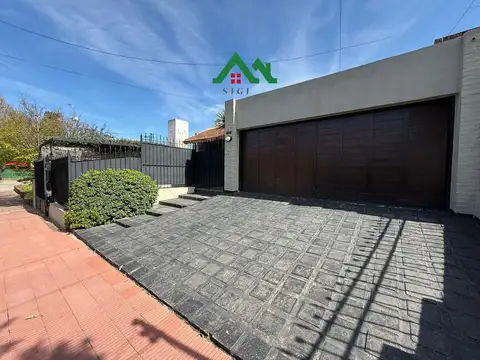 Casa en Venta con 3 cocheras