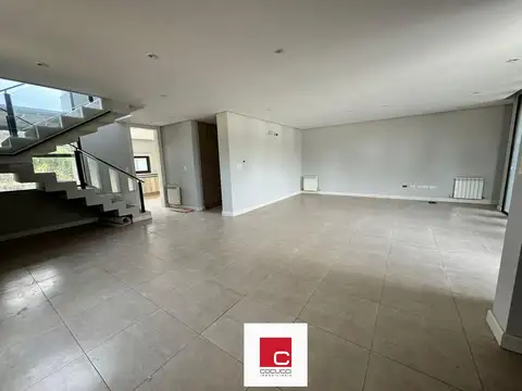 Casa 6 ambientes con 2 baños