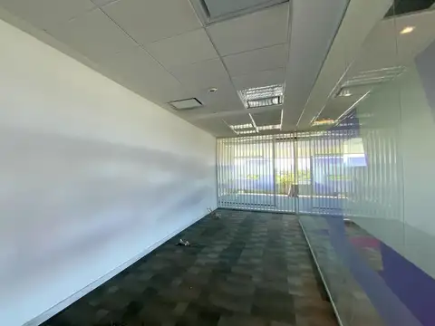 Oficina 12 ambientes con 4 baños