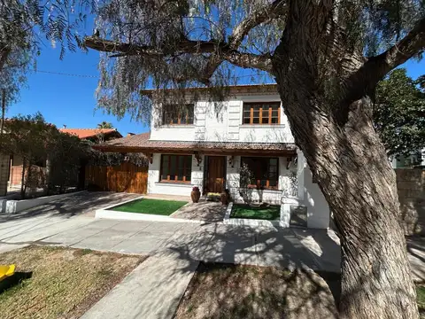 Casa en Alquiler Dalvian, 3 Dorm, 3 Baños, Bicochera, Jardín, Excelente Estado