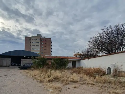 Tomás Jofre al 500, entre Maipú e Hipólito Irigoyen