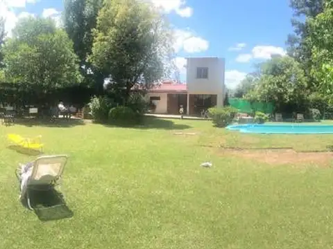 Casa quinta con pileta 900m2