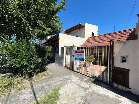 CASA 5 AMBIENTES CON LOCAL EN VENTA LANUS OESTE