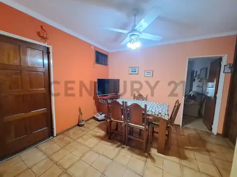 Casa en venta de 4 ambientes con cochera