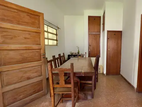 Casa 8 ambientes con 2 baños