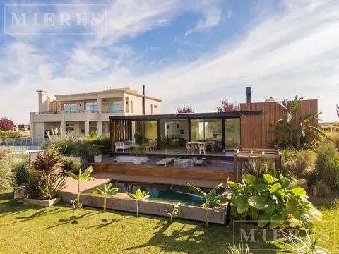 Casa en Venta sobre lote a la laguna en Barrio  Muelles Puertos