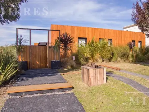 Casa en venta sobre lote a la laguna en  Barrio  Muelles  Puertos