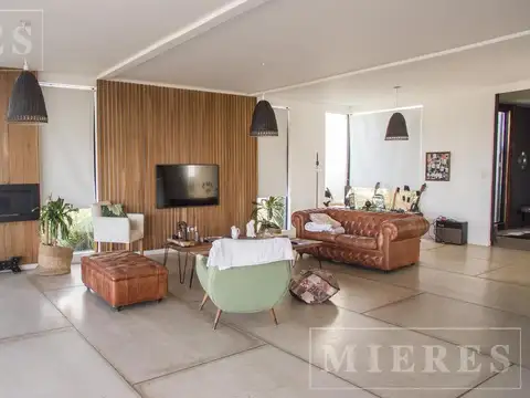 Casa en Venta sobre lote a la laguna en Barrio  Muelles Puertos