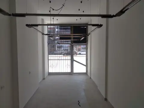 Local a la calle en 2 plantas de 55 m2 totales con baño y kitchenette