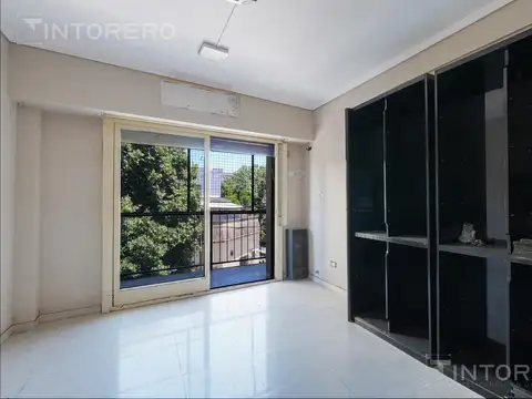 Departamento de 3 ambientes en Floresta en venta al frente con balcón, luz todo el día.