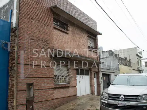VENTA CASA en BLOCK, con DEPARTAMENTO, JARDÍN, en AVELLANEDA