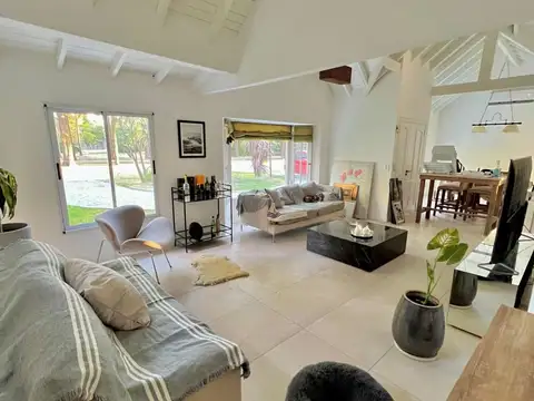 Casa 4 ambientes con 3 baños