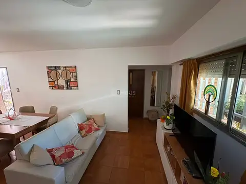 Casa 7 ambientes con 2 baños