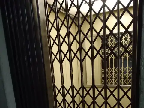 VENDO COCHERA, EDIFICIO CÉNTRICO.