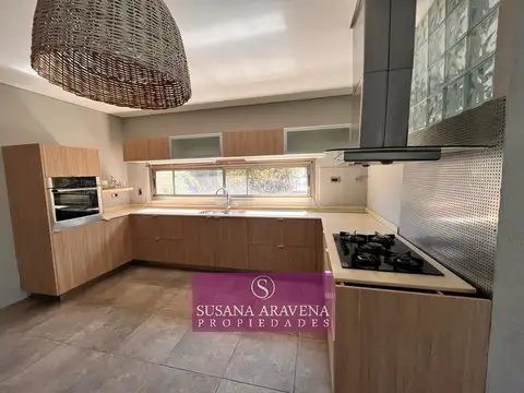 Casa 5 ambientes con 4 baños