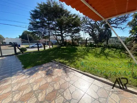 Excelente Casa En Las Toscas Más Apartamento.