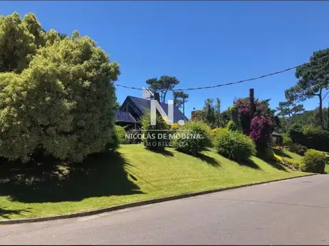 Casa tres dormitorios en  Cantegril