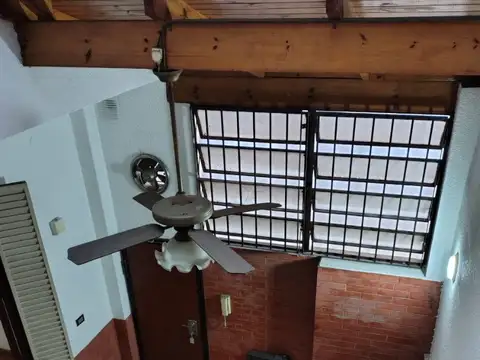 DUPLEX TIPO CASA – AL FRENTE – ORIENTACION NORTE -RECICLADO EXCELENTE ESTADO – PATIO Y TERRAZA