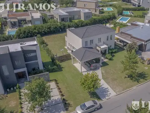 Casa 4 ambientes con 4 baños