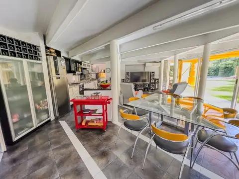 Casa en Venta con 2 cocheras