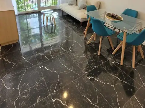 Departamento 3 Ambientes a la calle con Balcón y Patio. La Perla. Mar Del Plata