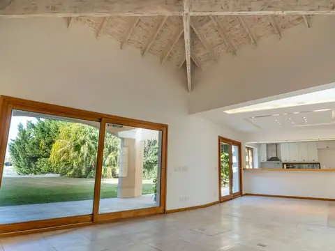 Casa en Venta con 3 cocheras