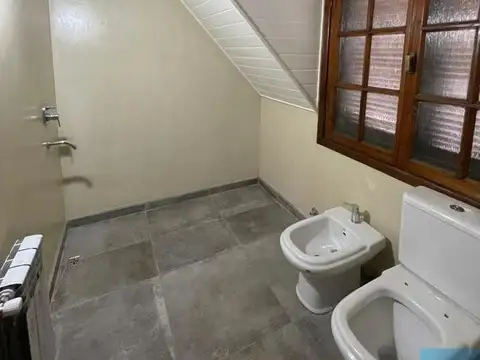 Casa 4 ambientes con 2 baños