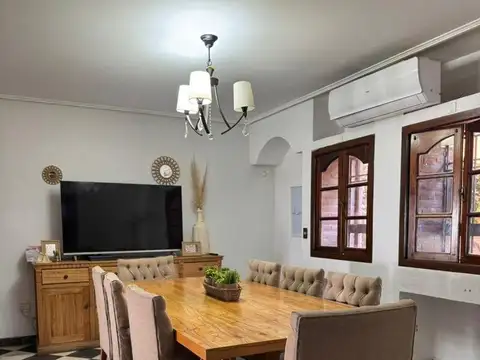 Casa 7 ambientes con 2 baños